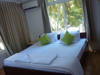 Batuta Maldives Surf View Hotel Thulusdhoo Exterior photo