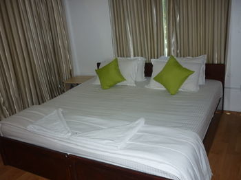 Batuta Maldives Surf View Hotel Thulusdhoo Exterior photo